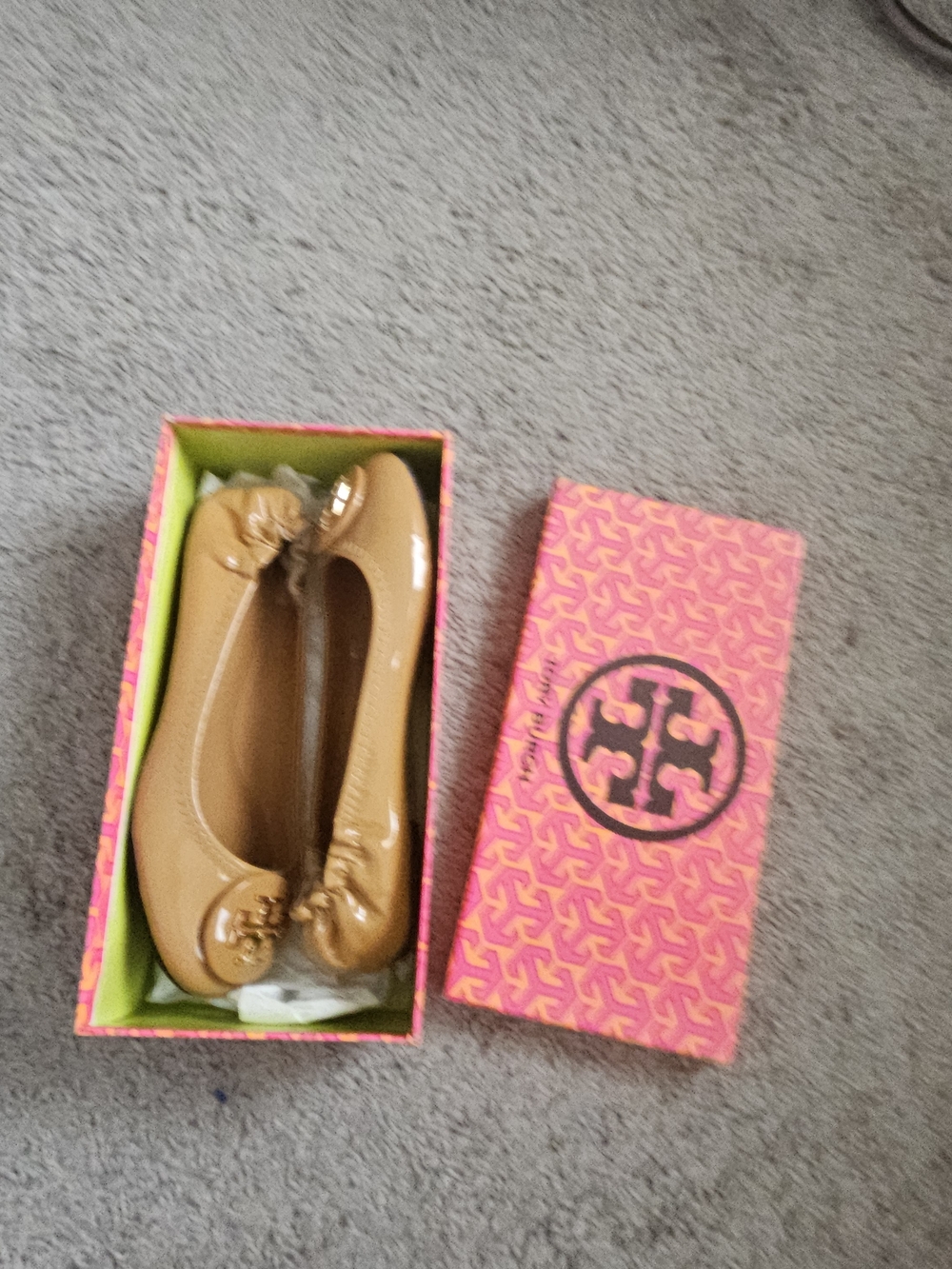 Tory Burch Camel Patent Leather Logo Ballet Flats Size 9M - Picture 2 of 6